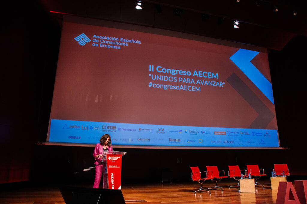 Yolanda Gómez da la bienvenida a los asistentes al II Congreso AECEM