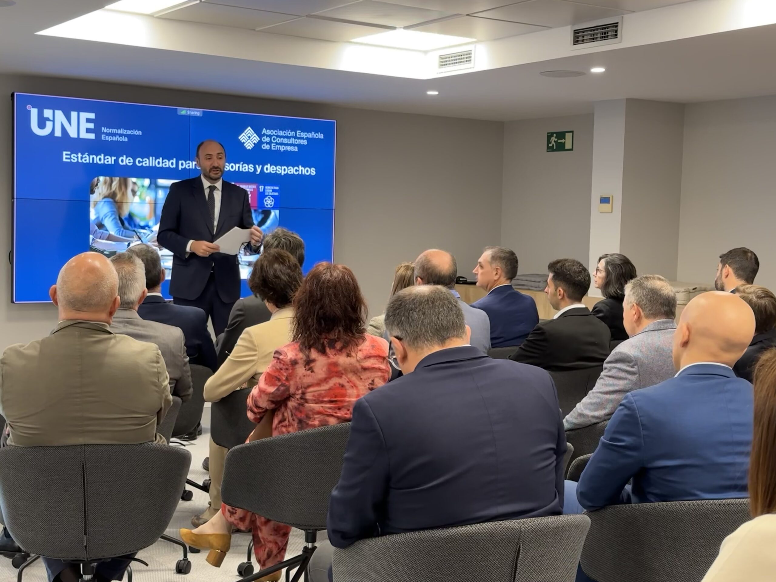 Javier García explicando a la audiencia la importancia de crear un standar para el sector de asesoría